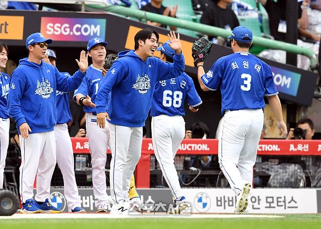 삼성 최원태가 9일 인천 SSG랜더스필드에서 열린 2025 KBO리그 SSG와 준플레이오프(준PO) 1차전 6회말 2사 1루 상황에서 SSG 에레디야를 삼진 아웃으로 잡아낸 뒤 더그아웃으로 들어가면서 원태인과 하이파이브를 하고 있다. 문학 | 박진업 기자 upandup@sportsseoul.com