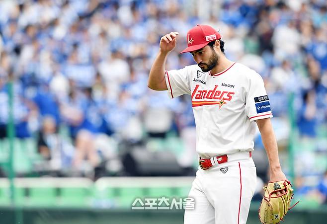 SSG 화이트가 9일 인천SSG랜더스필드에서 열린 2025 KBO리그 삼성과 준PO 1차전 3회초 무사 1루 상황에서 마운드에서 내려가고 있다. 문학 | 박진업 기자 upandup@sportsseoul.com