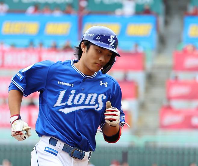 1회 초 선두 타자로 나선 삼성 이재현이 좌월 솔로 홈런을 날리고 그라운드를 돌고 있다. 문학 | 연합뉴스