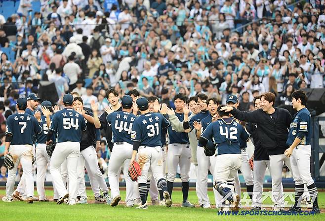 6일 대구 삼성라이온즈파크에서 열린 NC와 삼성의 와일드카드 1차전. NC가 삼성에 4대 1로 승리했다. 경기 종료 후 승리의 기쁨을 나누고 있는 NC 선수들. 대구=송정헌 기자songs@sportschosun.com/2025.10.06/