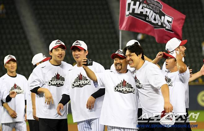 1일 잠실구장에서 정규리그 우승을 확정 지은 LG 트윈스 임찬규, 오지환, 박동원이 기뻐하고 있다. 잠실=박재만 기자 pjm@sportschosun.com/2025.10.01/