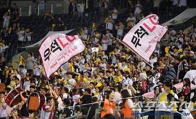 1일 잠실구장에서 정규리그 우승을 확정 지은 LG 트윈스. 끝까지 경기장에 남아 응원하던 홈 팬들이 기뻐하고 있다. 잠실=박재만 기자 pjm@sportschosun.com/2025.10.01/