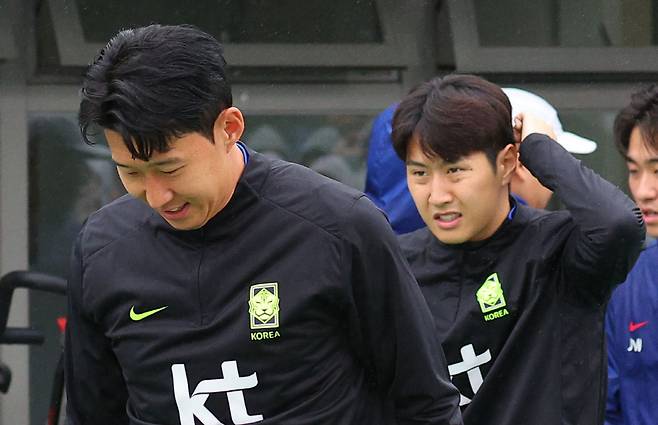 최정예 대표팀 출격

    (고양=연합뉴스) 한종찬 기자 = 대한민국 축구 국가대표팀 손흥민과 이강인이 7일 고양종합운동장 보조구장에서 열린 축구 대표팀 오픈 트레이닝에서 경기장으로 향하고 있다. 2025.10.7