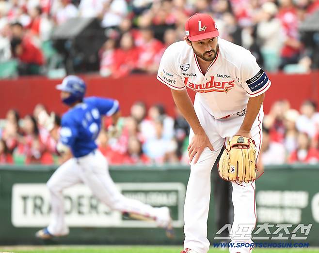 9일 인천 SSG랜더스필드에서 열린 준PO 1차전 삼성-SSG의 경기. 1회초 무사 삼성 이재현이 솔로포를 치자 화이트가 아쉬워하고 있다. 인천=정재근 기자 cjg@sportschosun.com/2025.10.9/