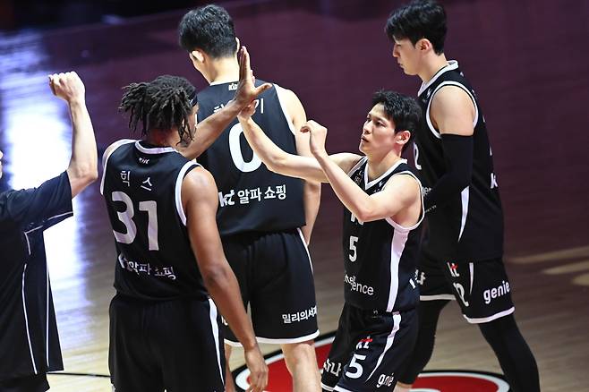 KT 원-투 펀치 힉스와 김선형의 모습. 사진제공=KBL