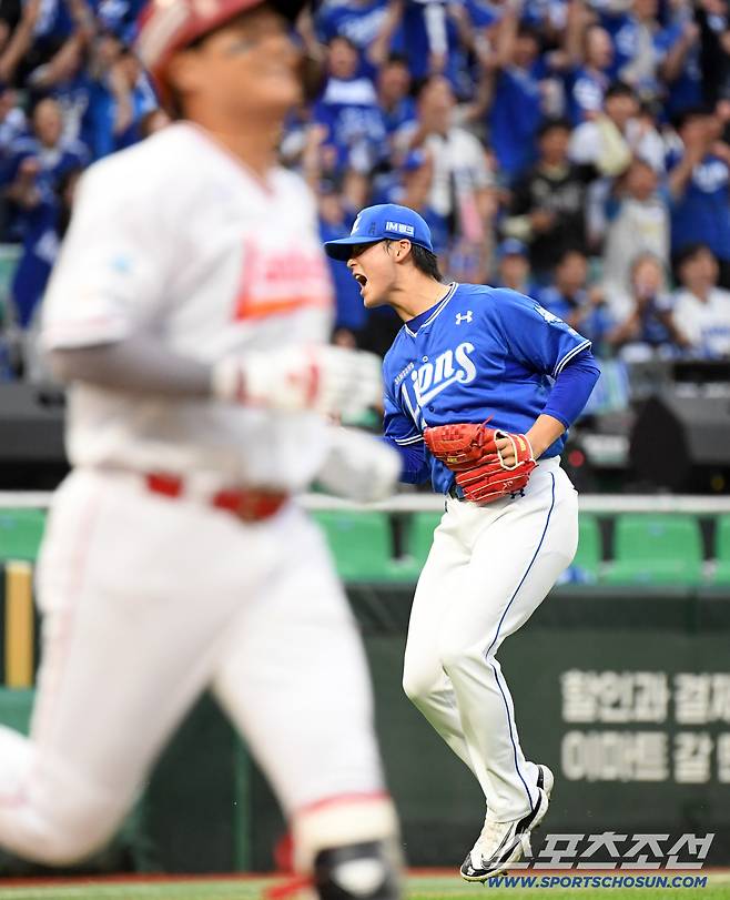 9일 인천SSG랜더스필드에서 열린 SSG와 삼성의 준PO 1차전. 8회말 2사 만루 삼성 이호성이 SSG 고명준을 3루 땅볼 처리한 뒤 포효하고 있다. 인천=박재만 기자 pjm@sportschosun.com/2025.10.09/