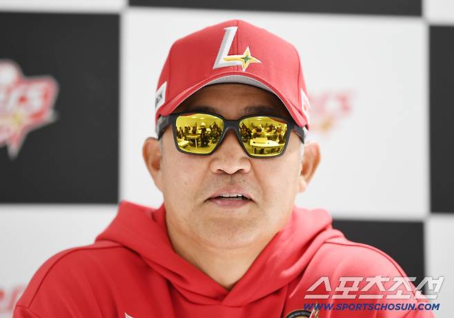 9일 인천 SSG랜더스필드에서 열린 준PO 삼성-SSG의 1차전. SSG 이숭용 감독이 경기 전 인터뷰하고 있다. 인천=정재근 기자 cjg@sportschosun.com/2025.10.9/