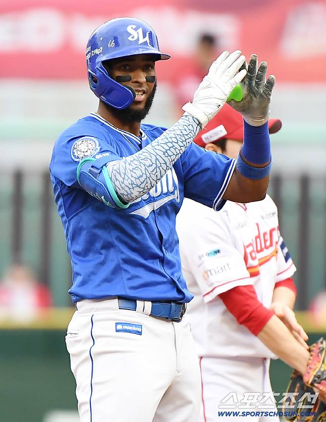 9일 인천SSG랜더스필드에서 열린 삼성과 SSG의 준PO 1차전. 4회초 무사 1루 디아즈가 1타점 2루타를 친 후 기뻐하고 있다. 인천=정재근 기자 cjg@sportschosun.com/2025.10.9/