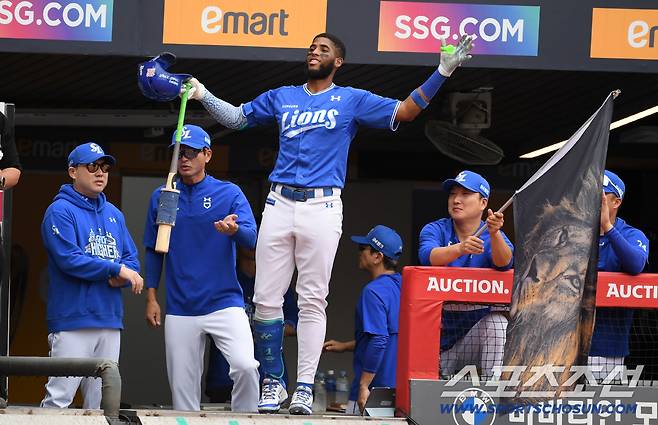 9일 인천SSG랜더스필드에서 열린 SSG와 삼성의 준PO 1차전. 1회초 삼성 이재현이 초구를 노려 솔로포를 터뜨리자 디아즈가 기뻐하고 있다. 인천=박재만 기자 pjm@sportschosun.com/2025.10.09/