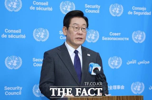 취임 뒤 각종 외교 무대에서 대한민국의 복귀를 알린 이재명 대통령은 경주 아시아태평양경제협력체(APEC) 정상회의에서는 '주인공'으로 나선다. 이 대통령이 9월 24일(현지시간) 미국 뉴욕 유엔본부에서 안전보장이사회 공개토의를 주재하기에 앞서 약식 브리핑을 하고 있다. /뉴시스