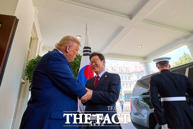 이재명 대통령이 8월 25일(현지시간) 미국 워싱턴D.C. 백악관에서 마중나온 도널드 트럼프 대통령과 인사를 나누고 있다. /대통령실