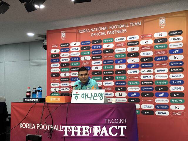 9일 서울 마포구 상암동에 위치한 서울월드컵경기장에서 열린 기자회견에서 브라질 축구대표팀의 핵심 미드필더 카세미루(33·맨체스터 유나이티드)가 한국 축구대표팀과 평가전을 하루 앞두고 경기의 의미를 말하고 있다. /서울월드컵경기장=오승혁 기자
