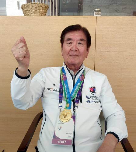 재일 교포 선수단을 이끌고 전국체전에 참가한 고 최상영 회장. 스포츠동아 캡처