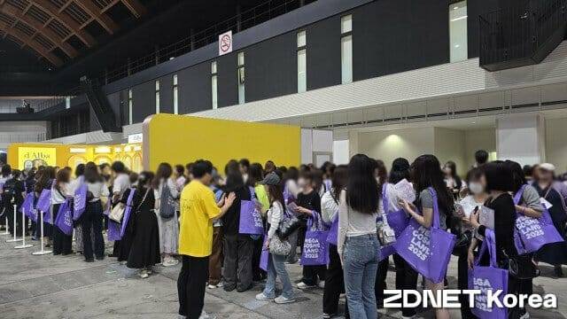 지난 4일 도쿄 아리아케 체조경기장에서 열린 큐텐재팬의 ‘메가 코스메 랜드 2025’의 달바 부스 앞에 관람객이 줄을 서고 있다.