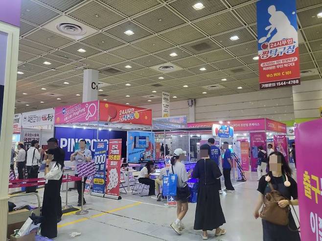 지난 8월 서울 강남구 코엑스에서 열린 제80회 프랜차이즈 창업 박람회 2025에서 예비 창업자들이 부스를 둘러보고 있다. 이현주 기자