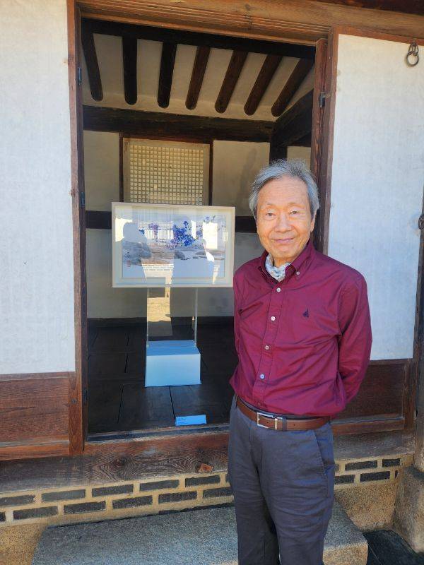 자신의 작품인 '상념' 앞에 서있는 빈석주 화백. 석복헌에 설치된 이 작품은 100년의 시간을 보여주는 작품으로 관람객들에게 큰 호응을 얻고 있다. 대한황실문화원