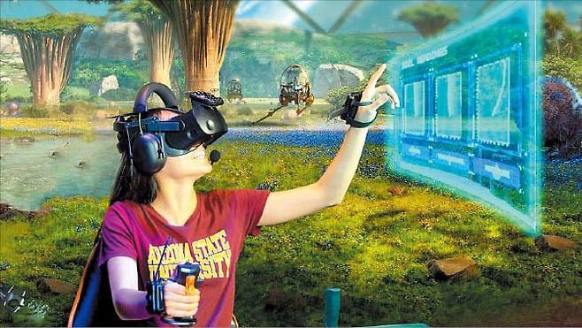 미 애리조나주립대 학생이 VR(가상현실) 기기를 쓰고 생물학 수업을 듣고 있다./애리조나주립대