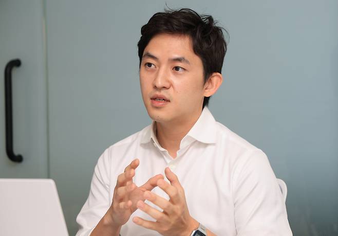 지난 22일 서울 서초구 카본블랙 사무소에서 문태연 카본블랙 대표가 본지와 인터뷰를 하고 있다./장경식 기자