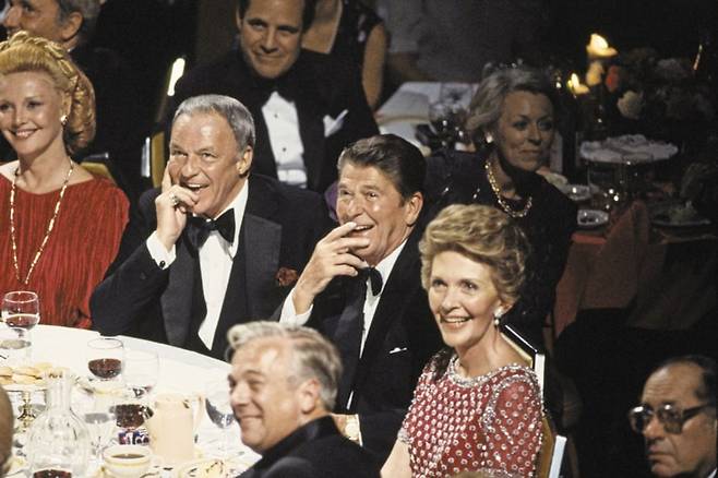 1980년 9월 30일 월도프 아스토리아 호텔에서 열린 모금 행사에 참석한 가수 프랭크 시내트라(맨 왼쪽)와 로널드 레이건(가운데) 전 미국 대통령 부부.(오른쪽 사진)/게티이미지코리아