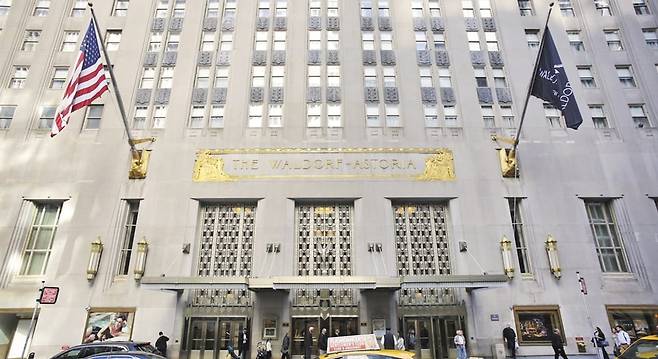 미국 뉴욕 파크 애비뉴에 있는 월도프 아스토리아 호텔의 외관./연합뉴스