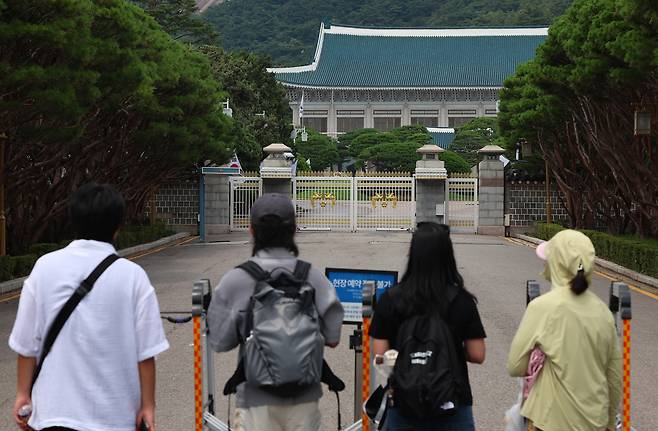 청와대 관람 일시 종료를 하루 앞둔 31일 관람객들이 청와대를 바라보고 있다. /연합뉴스
