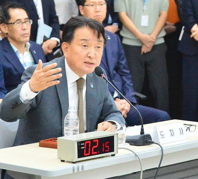 김영환 충북도지사가 지난 9월 15일 충북도의회에서 열린 국회 행정안전위원회의 오송 지하차도 참사 진상 규명 및 재발방지 대책마련을 위한 국정조사에서 의원 질의에 답하고 있다. ⓒ뉴시스