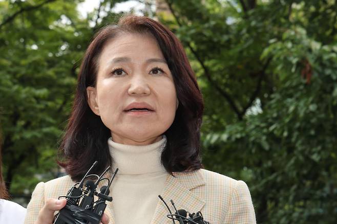 공직선거법·국가공무원법 위반 등 혐의로 체포된 이진숙 전 방송통신위원장이 4일 오후 서울 양천구 서울남부지방법원에서 열린 체포적부심사에 출석하며 입장을 밝히고 있다. 2025.10.4/뉴스1