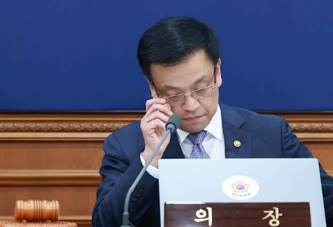 3월 11일 최상목 당시 대통령 권한대행 부총리 겸 기획재정부 장관이 정부서울청사에서 열린 국무회의에서 발언을 마친 뒤 안경을 고쳐쓰고 있다. 연합뉴스 제공