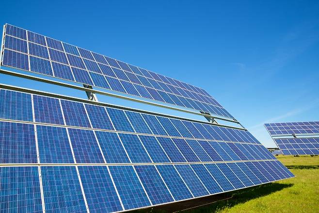 중국과 인도의 급속한 성장세에 힘입어 2025년 상반기 전 세계 재생에너지 발전량이 사상 처음으로 석탄을 앞질렀다는 분석결과가 나왔다.&nbsp;게티이미지뱅크 제공