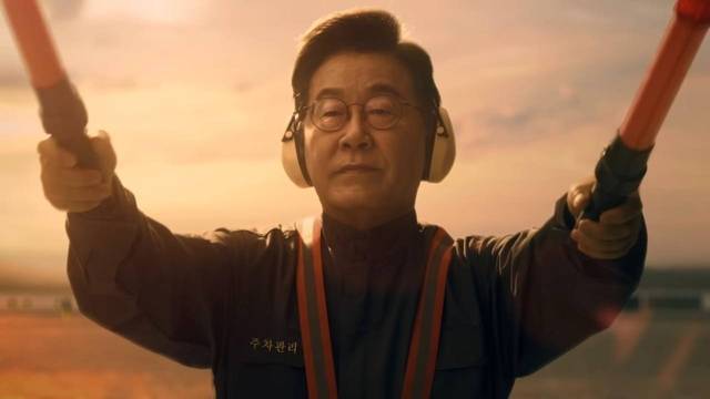 이재명 대통령이 2025 아시아태평양경제협력체(APEC) 정상회의 홍보영상에 항공기 유도원으로 ‘카메오’ 출연했다.<홍보영상 갈무리·연합뉴스>