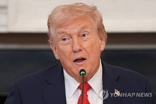 도널드 트럼프 미국 대통령이 8일(현지시간) 백악관에서 열린 회의에서 발언하고 있다.  AP 연합뉴스