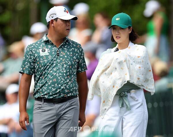 2025년 미국프로골프(PGA) 투어 7개 페덱스컵 가을 시리즈 중 세 번째 대회인 베이커런트 클래식에 출전하는 김시우 프로. 사진은 2024년 마스터스 토너먼트 이벤트인 파3 콘테스트에 참가한 김시우, 그리고 아들을 안고 있는 아내 오지현 프로의 모습이다. 사진제공=ⓒAFPBBNews = News1 (사진을 무단으로 사용하지 마십시오.)