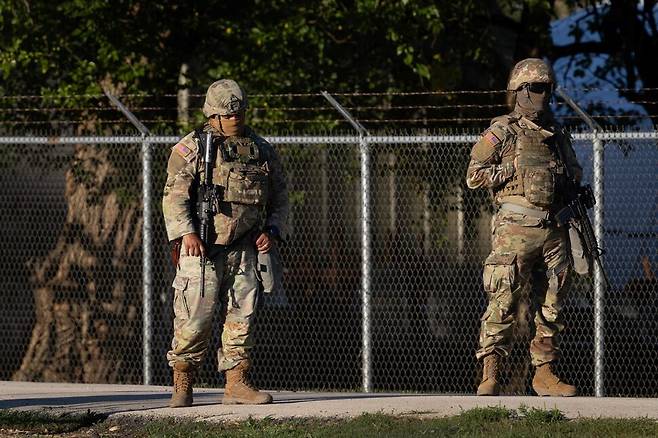 7일(현지시각) 텍사스 주 방위군 병력들이 일리노이주 엘우드에 위치한 육군 예비군 훈련시설에서 경계 근무를 서고 있다. 엘우드/AFP 연합뉴스