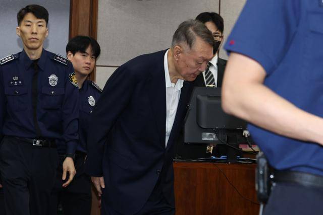 윤석열 전 대통령이 지난달 26일 서울 서초구 서울중앙지법에서 열린 특수공무집행방해, 직권남용 권리행사방해 등 혐의 사건 첫 공판에 출석하고 있다. 뉴시스