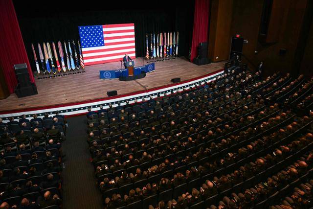 도널드 트럼프 미국 대통령이 지난달 30일 미 버지니아주 콴티코의 해병대 기지에 모인 전 세계 미군 고위 장성들 앞에서 연설하고 있다. 그는 이날 내부로부터의 전쟁을 치러야 한다며 미국 일부 도시들을 군대의 훈련장으로 사용하자고 제안했다. 콴티코=AFP 연합뉴스