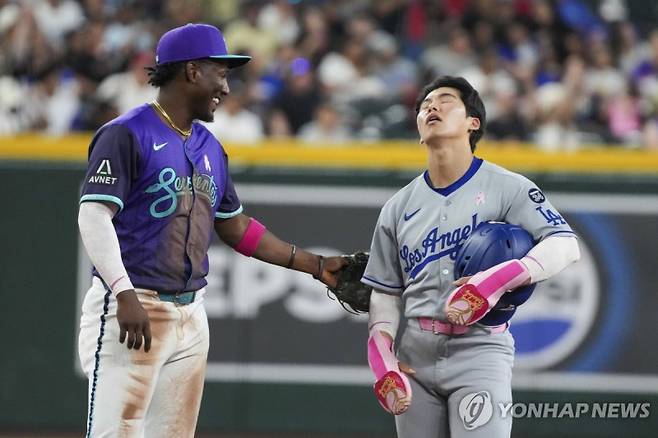 아쉬운 김혜성(오른쪽)_[AP=연합뉴스]