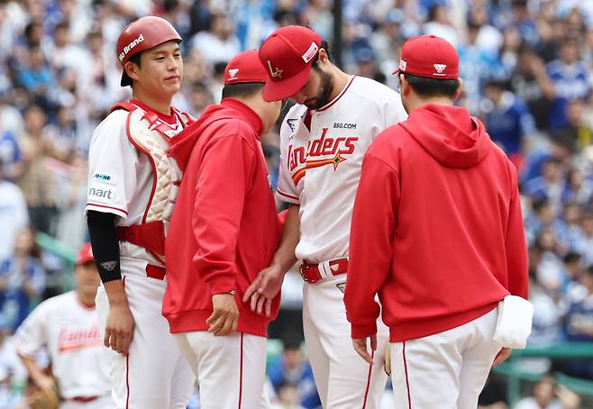 <yonhap photo-3570="">9일 인천 SSG랜더스필드에서 열린 2025 프로야구 KBO리그 포스트시즌 준플레이오프 1차전 삼성 라이온즈와 SSG 랜더스의 경기. 3회초 SSG 선발 투수 화이트가 교체되고 있다. 2025.10.9 [연합뉴스]</yonhap>
