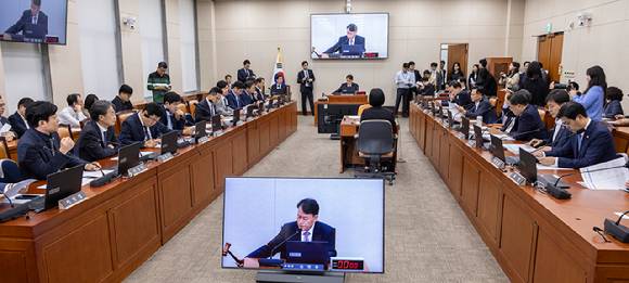 윤한홍 국회 정무위원회 위원장이 지난달 29일 국회에서 열린 정무위 전체 회의에서 2025년도 국정감사 증인 등 출석요구의 건을 처리하고 있다. [사진=연합뉴스]