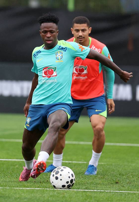 지난 7일 고양종합운동장 보조경기장에서 훈련하는 브라질 공격수 비니시우스. [뉴시스]