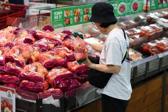 8일 국가데이터처에 따르면, 지난달 ‘식료품 및 비주류 음료’ 물가지수는 2020년 9월에 비해 22.9% 상승했다. 이날 서울 한 대형마트에서 시민이 과일을 고르고 있다. [연합뉴스]