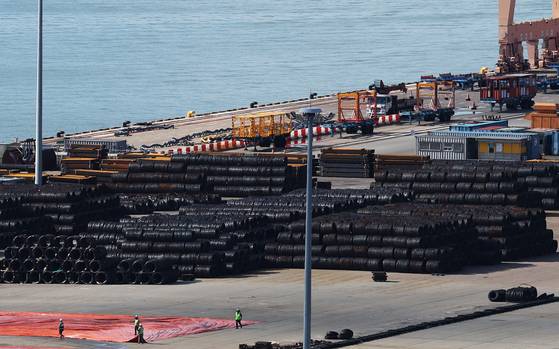 유럽연합(EU)이 철강 제품에 대한 품목 관세를 25%에서 50%로 높이겠다고 발표한 8일 경기도 평택항에 철강 제품이 쌓여 있다. [연합뉴스]