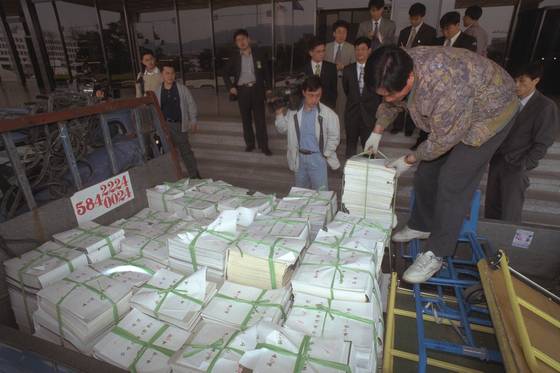 1996년 4월 20일 서울지검 직원들이 전두환·노태우 전 대통령 재판에 증거로 제출할 12·12 및 5·18 관련 수사기록 13만 7000여쪽을 차에 싣고 있다. 오는 10일 형사 전자소송 시스템이 시행되면 이처럼 수사기록 보따리를 법원으로 옮기는 풍경도 내년이면 역사의 뒤안길로 사라질 전망이다. 중앙포토