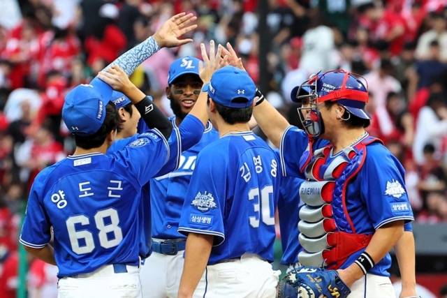 ▲ 삼성 라이온즈 선수단이 9일 인천SSG랜더스필드에서 열린 SSG 랜더스와 2025 신한 SOL뱅크 KBO 준플레이오프 1차전에서 승리한 뒤 기뻐하고 있다. 연합뉴스