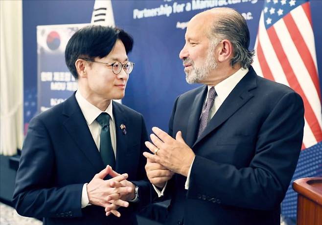 김정관 산업통상부 장관(왼쪽)이 지난 8월 하워드 러트닉 미국 상무장관과 워싱턴DC에서 열린 한·미 제조업 르네상스 파트너십 행사에서 대화하고 있다. /뉴스1