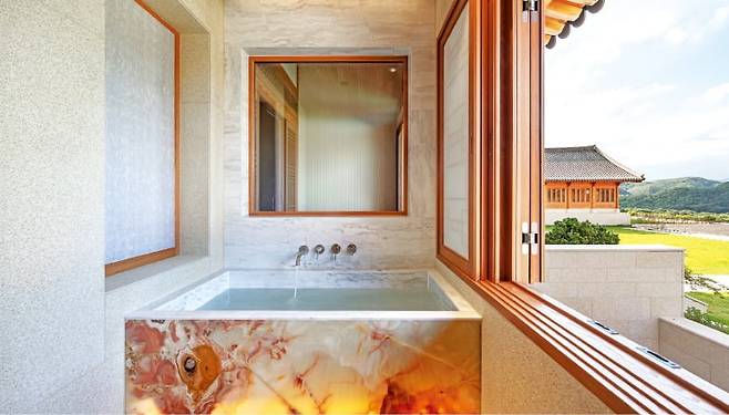 (2) 더한옥헤리티지 호텔 객실 ‘솔’의 욕실.