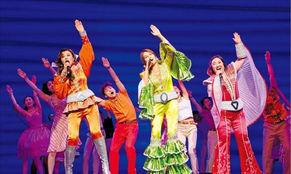 ‘댄싱 퀸’ 커튼콜의 한 장면. 왼쪽부터 타냐(홍지민), 도나(최정원), 로지(박준면).