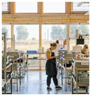 (4)  밝고 개방적인 실내에서 작업에 전념하는 장인들. ©Yann Stofer