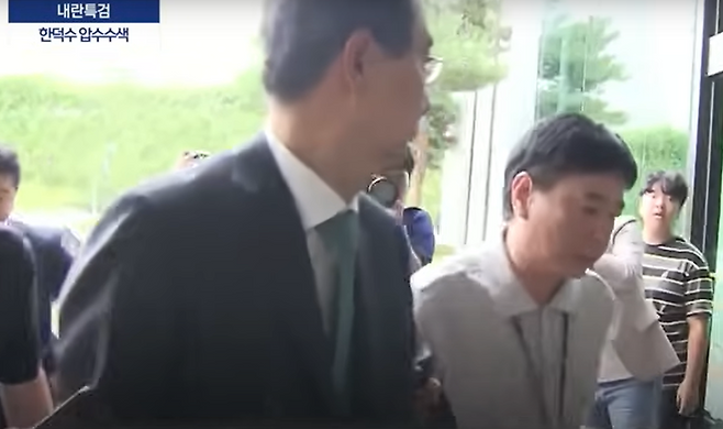 한덕수 전 국무총리가 지난 7월2일 내란특검에 참고인 조사를 받기 위해 서울 서초구 서울고검 청사에 출석해 수사관의 안내를 받아 청사로 들어가고 있다. MBC 유튜브 갈무리