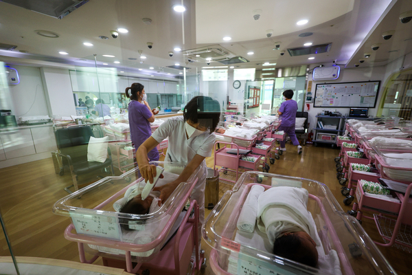 산후조리원이 마케팅 수단으로 음압 신생아실 등 각종 옵션을 내세우며 가격을 올리는데, 이를 두고 ‘공포 마케팅’이라는 지적이 나온다. 사진은 서울 시내 한 산후조리원 신생아실의 모습(기사 내용과 무관). 사진공동취재단