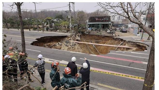 지난 3월 25일 강동구 대명초등학교 도로에서 전날 발생한 대형 땅꺼짐(싱크홀) 현장 모습. 연합뉴스